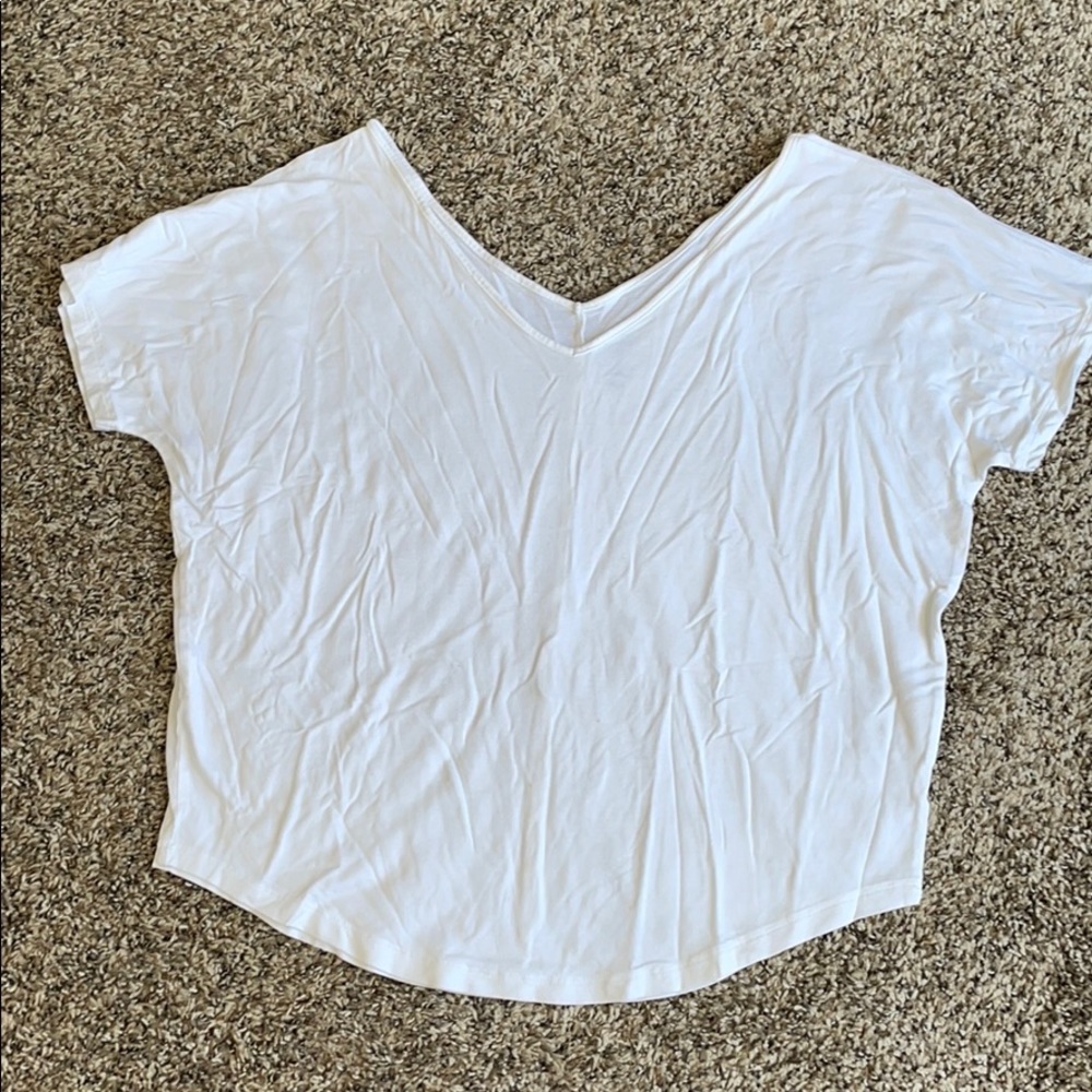 White v neck gap shirt